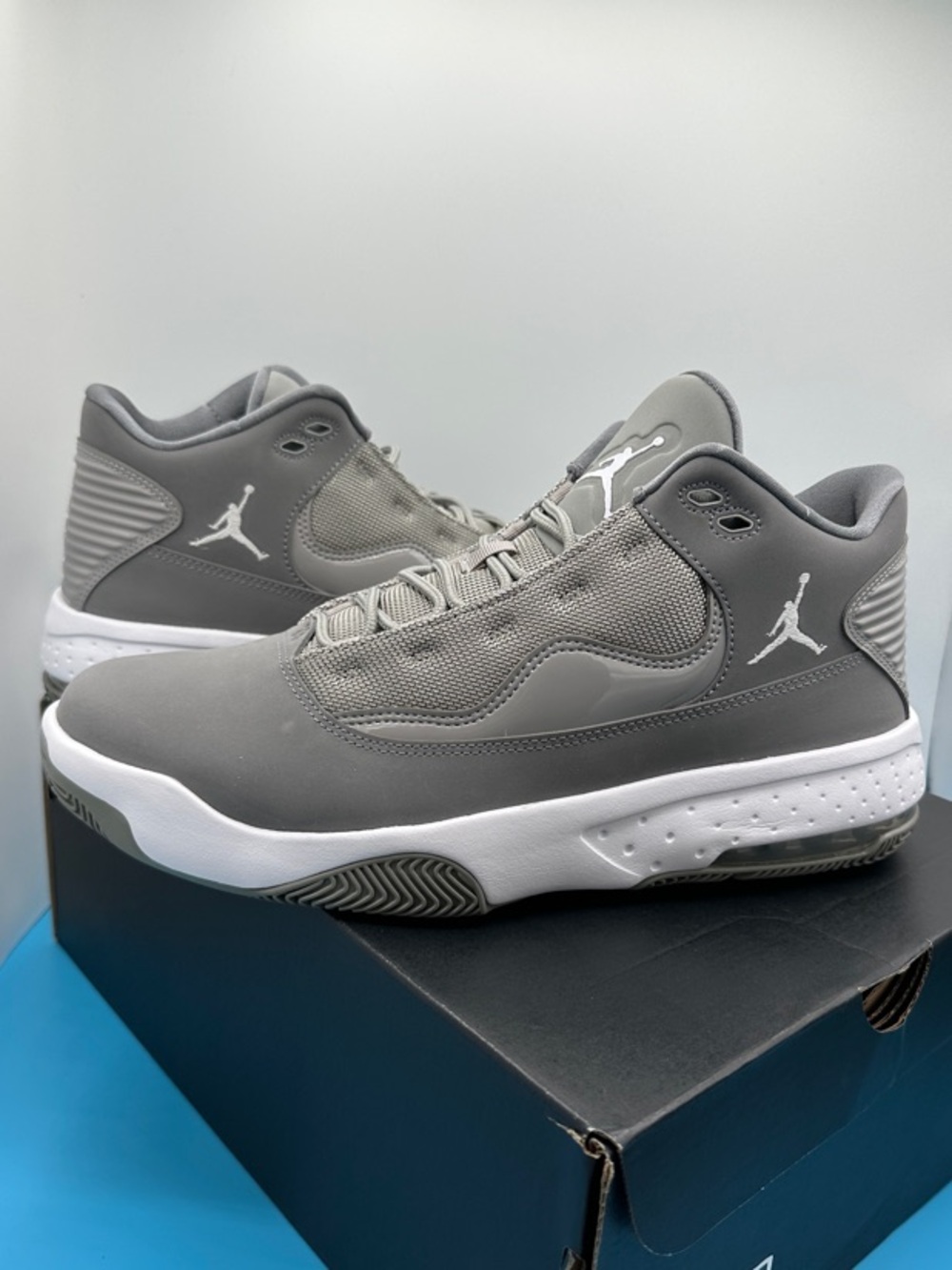 Jordan Max Aura 2 Mens size 10.5 Brand new in box!